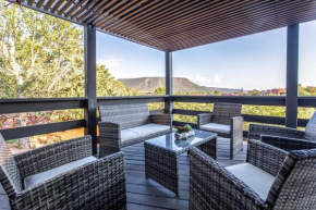 Sleek Sedona Abode with Hot Tub and Outdoor Hangout!